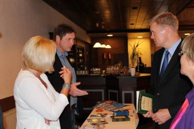 Gute Gespräche am Stand der CDU Wangerland