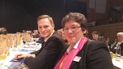 Die Delegierten Claudia-Andrea König, Hauke Ahlhorn und im Hintergrund Petra Kück