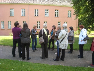 Frau Prof. Sander erläutert die Anlage des Schlossgartens